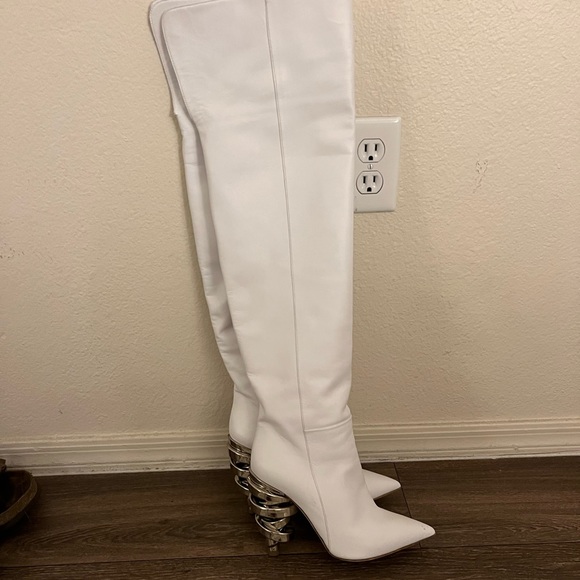Keeyahri White Pointed Heeled Boots - Picture 2 of 14